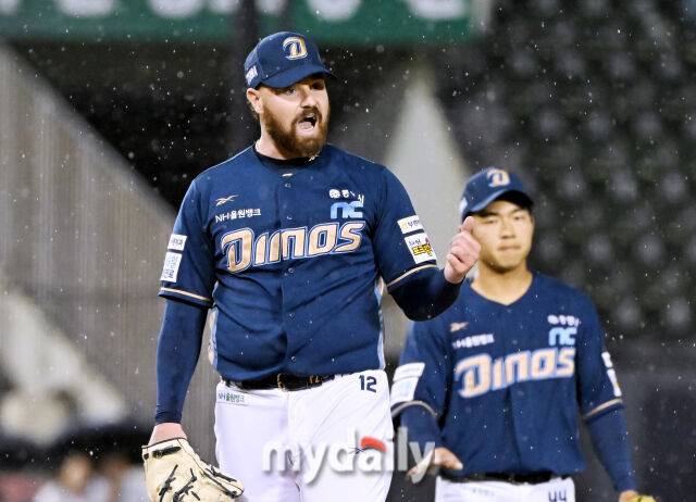 23일 오후 서울 잠실야구장에서 진행된 '2025 프로야구 KBO리그' 두산베어스와 NC다이노스의 경기.NC 로건이 7회말 1사에서 정수빈의 내야 땅볼때 1루에서 세이프가 선언되자 아쉬워 하고 있다./마이데일리