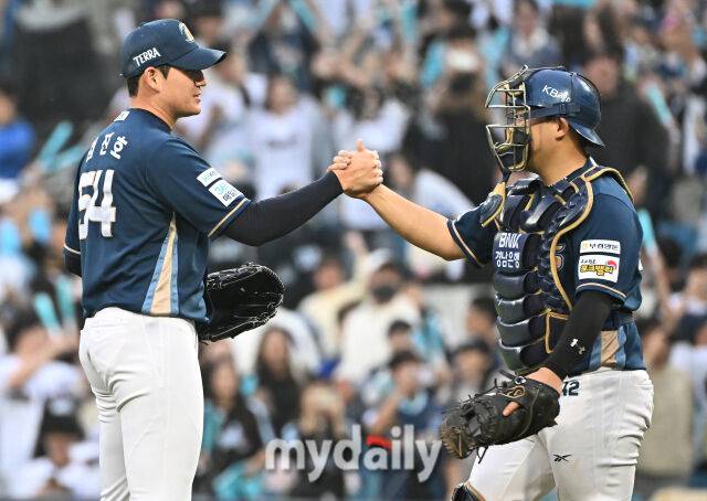 6일 오후 대구광역시 수성구 대구삼성라이온즈파크에서 진행된 '2025 프로야구 KBO리그 포스트시즌' 와일드카드 결정전 1차전 삼성라이온즈와 NC다이노스의 경기. NC 김진호와 김정호가 4-1로 승리한 뒤 환호하고 있다./대구 = 송일섭 기자