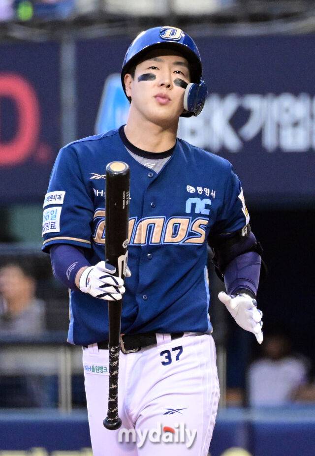 2025년 6월 19일 오후 서울 잠실구장에서 '2025 신한 SOL뱅크 KBO 리그' NC 다이노스와 LG 트윈스의 경기. NC 박건우가 4회초 2사 1.3루서 헛스윙을 한 뒤 아쉬워하고 있다./마이데일리