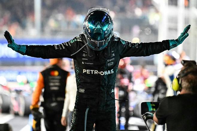 5일 싱가포르 마리나 베이 서킷에서 열린 F1 싱가포르 그랑프리 대회에서 우승한 조지 러셀이 세레머니를 펼치고 있다. [AFP]