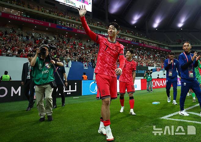 [서울=뉴시스] 김근수 기자 = 11회 연속 월드컵 본선 진출에 성공한 한국 축구대표팀 손흥민과 선수들이 지난 6월10일 서울 마포구 서울월드컵경기장에서 열린 2026 국제축구연맹(FIFA) 북중미월드컵 아시아 3차 예선 쿠웨이트와의 경기에서 4-0 승리를 거둔 후 팬들에게 인사를 하고 있다. 2025.06.10. ks@newsis.com