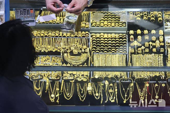 [서울=뉴시스] 권창회 기자 = 24일 서울 종로구의 한 금은방에서 고객이 금 거래를 하고 있다. 미국 도널드 트럼프 행정부의 관세 정책이 가져온 경제 불확실성 속에 미 중앙은행이 지난주 금리 인하 재개에 나서면서 국제 금값이 사상 최고치를 다시 경신했다.22일(현지 시각) 뉴욕상품거래소에서 12월 인도분 금 선물 종가는 온스당 3천775.10달러로 전 거래일 대비 1.9% 올랐다. 2025.09.24. kch0523@newsis.com