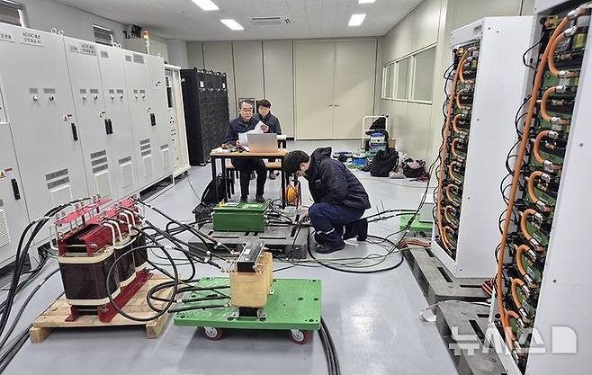[서울=뉴시스] 한국해양교통안전공단(KOMSA) 목포지사에서 관할하는 서남권 스마트선박안전지원센터의 '선박 전기추진시스템 성능시험장비' 활용 모습.
