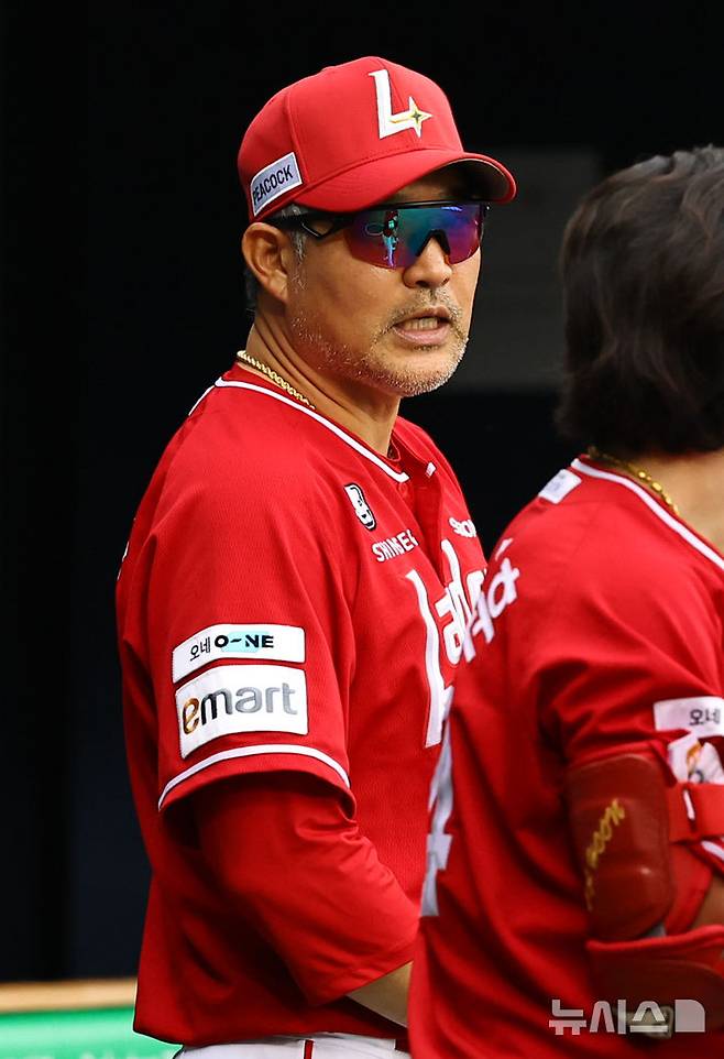 [서울=뉴시스] 최진석 기자 = 7일 서울 잠실야구장에서 열린 ‘2025 KBO리그’ SSG 랜더스와 LG 트윈스의 경기, SSG 이숭용 감독이 최지훈과 대화를 나누고 있다. 2025.09.07. myjs@newsis.com