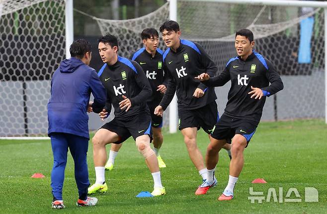 [고양=뉴시스] 김선웅 기자 = 브라질과의 평가전을 앞둔 대한민국 축구대표팀 김민재, 황희찬 등 선수들이 7일 경기 고양시 고양종합운동장 보조경기장에서 훈련을 하고 있다. 2025.10.07. mangusta@newsis.com