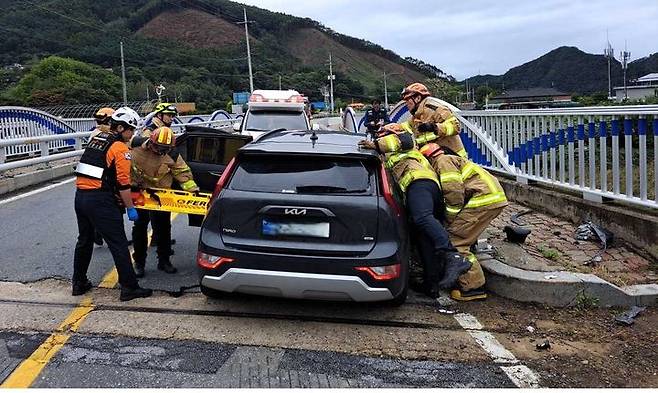 사진은 7일 강원 홍천 교통사고 현장. 강원특별자치도 소방본부 제공. *재판매 및 DB 금지