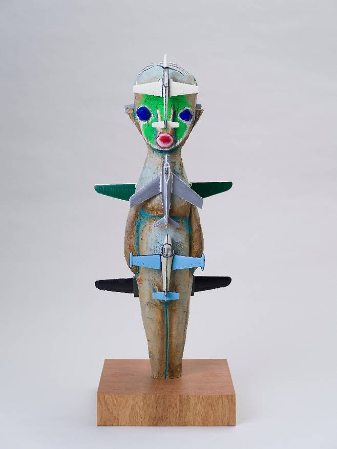 이즈미 가토, '무제', 아크릴 페인트, 나무, 플라스틱 모델, 스테인리스 스틸, 70 x 32 x 24cm(2024). 페로탕 서울 제공