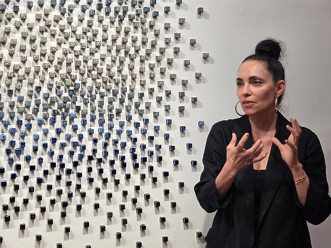 100년 역사의 미국 미술위원회 위원으로 처음으로 선정된, 라틴계 미국인 여성 작가 테레시타 페르난데스가 서울 용산구 한남동 리만머핀 서울에서 자신의 작품 '화이트 포스포러스/코발트 (White Phosphorus/Cobalt)'에 대한 설명을 하고 있다. 곽인숙 기자