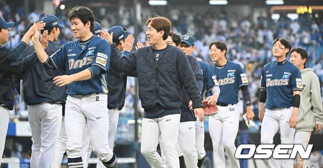[OSEN=대구, 이석우 기자] 6일 대구 삼성라이온즈파크에서 2025 신한 SOL뱅크 KBO 와일드카드 결정전 삼성 라이온즈와 NC 다이노스의 경기가 열렸다. NC 다이노스가 구창모의 6이닝 1실점 원맨쇼에 힘입어 삼성 라이온즈에 4-1로 승리했다.NC 다이노스 선수들이 승리 기쁨을 나누고 있다. 2025.10.06 / foto0307@osen.co.kr