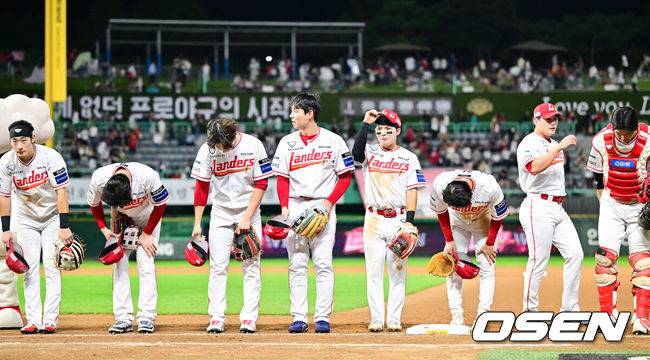 [OSEN=인천, 박준형 기자]  프로야구 SSG 랜더스가 KIA 타이거즈에 승리했다. SSG는 23일 인천 SSG랜더스필드에서 2025 KBO리그 KIA와 시즌 15차전 맞대결에서 5-0으로 승리했다. 경기종료 후 SSG 선수들이 팬들에게 인사를 하고 있다.  2025.09.23 / soul1014@osen.co.kr