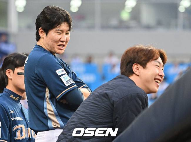 [OSEN=대구, 이석우 기자] 6일 대구 삼성라이온즈파크에서 2025 신한 SOL뱅크 KBO 와일드카드 결정전 삼성 라이온즈와 NC 다이노스의 경기가 열렸다. NC 다이노스가 구창모의 6이닝 1실점 원맨쇼에 힘입어 삼성 라이온즈에 4-1로 승리했다.NC 다이노스 박민우와 박건우가 승리를 확신하고 미소짓고 있다. 2025.10.06 / foto0307@osen.co.kr