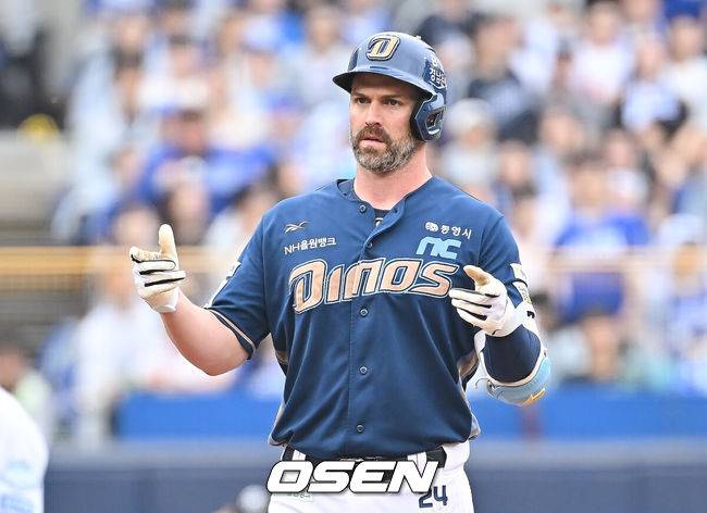 [OSEN=대구, 이석우 기자] 6일 대구 삼성라이온즈파크에서 2025 신한 SOL뱅크 KBO 와일드카드 결정전 삼성 라이온즈와 NC 다이노스의 경기가 열렸다. 홈팀 삼성은 후라도가 방문팀 NC는 구창모가 선발 투수로 출전했다.NC 다이노스 데이비슨이 5회초 2사 1,3루 중견수 왼쪽 뒤 1타점 2루타를 치고 세리머니를 하고 있다. 2025.10.06 / foto0307@osen.co.kr