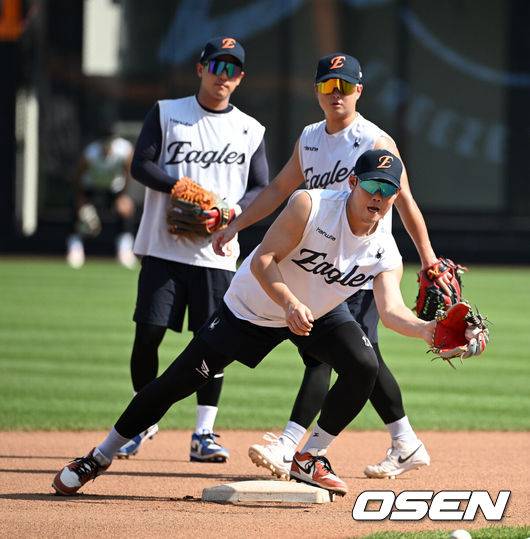 [OSEN=대전, 이대선 기자] 한화 내야수 하주석, 이도윤, 황영묵이 수비 훈련을 하고 있다. 2025.08.22 /sunday@osen.co.kr