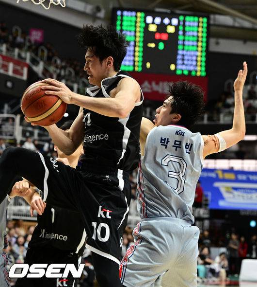 [OSEN=수원, 조은정 기자]7일 오후 서수원칠보체육관에서 2025-2026 LG전자 프로농구 수원 KT 소닉붐과 울산 현대모비스 피버스의 경기가 열렸다.수원 KT와 울산 현대모비스는 나란히 1승 1패를 기록 중이다.3쿼터 KT 문성곤이 리바운드를 따내고 있다. 2025.10.07 /cej@osen.co.kr