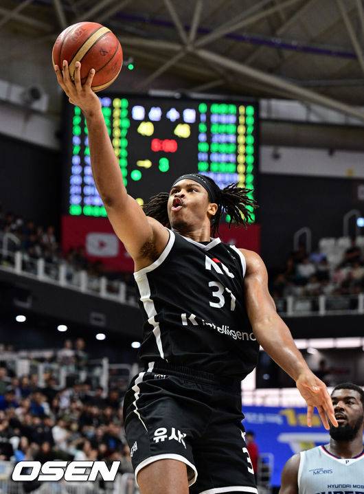 [OSEN=수원, 조은정 기자]7일 오후 서수원칠보체육관에서 2025-2026 LG전자 프로농구 수원 KT 소닉붐과 울산 현대모비스 피버스의 경기가 열렸다.수원 KT와 울산 현대모비스는 나란히 1승 1패를 기록 중이다. 3쿼터 KT 힉스가 속공에 성공하고 있다. 2025.10.07 /cej@osen.co.kr