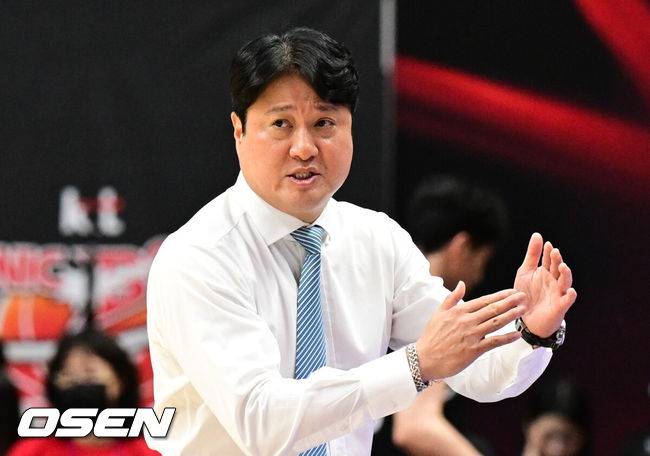 [OSEN=수원, 조은정 기자]7일 오후 서수원칠보체육관에서 2025-2026 LG전자 프로농구 수원 KT 소닉붐과 울산 현대모비스 피버스의 경기가 열렸다.수원 KT와 울산 현대모비스는 나란히 1승 1패를 기록 중이다.KT 문경은 감독이 타임을 요청하고 있다. 2025.10.07 /cej@osen.co.kr