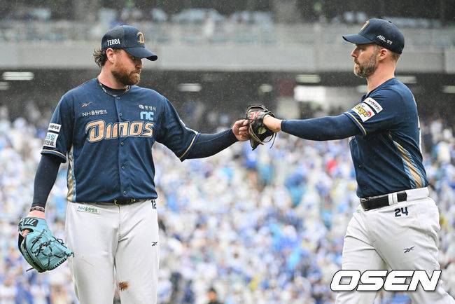 [OSEN=대구, 이석우 기자] 7일 대구 삼성라이온즈파크에서 2025 신한 SOL뱅크 KBO 와일드카드 결정전 삼성 라이온즈와 NC 다이노스의 경기가 열렸다. 홈팀 삼성은 원태인이 방문팀 NC는 로건이 선발 투수로 출전했다. NC 다이노스 로건이 2회말 2사 삼성 라이온즈 김성윤을 2루수 땅볼로 잡고 데이비슨과 하이파이브를 하고 있다. 2025.10.07 / foto0307@osen.co.kr