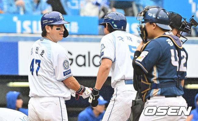 [OSEN=대구, 이석우 기자] 7일 대구 삼성라이온즈파크에서 2025 신한 SOL뱅크 KBO 와일드카드 결정전 삼성 라이온즈와 NC 다이노스의 경기가 열렸다. 홈팀 삼성은 원태인이 방문팀 NC는 로건이 선발 투수로 출전했다. 삼성 라이온즈 강민호가 1회말 2사 만루 밀어내기 볼넷으로 득점을 올린 구자욱과 기뻐하고 있다. 2025.10.07 / foto0307@osen.co.kr