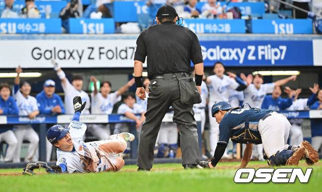[OSEN=대구, 이석우 기자] 7일 대구 삼성라이온즈파크에서 2025 신한 SOL뱅크 KBO 와일드카드 결정전 삼성 라이온즈와 NC 다이노스의 경기가 열렸다. 홈팀 삼성은 원태인이 방문팀 NC는 로건이 선발 투수로 출전했다. 삼성 라이온즈 김헌곤이 8회말 1사 3루 김성윤의 좌익수 희생플라이때 홈에서 세이프되고 있다. 2025.10.07 / foto0307@osen.co.kr