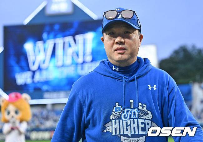 [OSEN=대구, 이석우 기자] 7일 대구 삼성라이온즈파크에서 열린 2025 신한 SOL뱅크 KBO 와일드카드 결정전에서 삼성 라이온즈가 NC 다이노스에 3-0으로 승리, 준플레이오프에 진출했다. 삼성 선발 원태인은 6이닝 4피안타 2사사구 5탈삼진 무실점 완벽투를 뽐냈다.삼성 라이온즈 박진만 감독이 팬들에게 감사 인사를 마치고 더그아웃으로 들어가고 있다. 2025.10.07 / foto0307@osen.co.kr