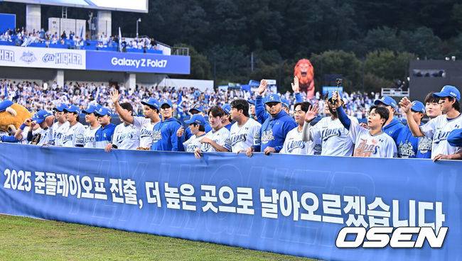 [OSEN=대구, 이석우 기자] 7일 대구 삼성라이온즈파크에서 열린 2025 신한 SOL뱅크 KBO 와일드카드 결정전에서 삼성 라이온즈가 NC 다이노스에 3-0으로 승리, 준플레이오프에 진출했다. 삼성 선발 원태인은 6이닝 4피안타 2사사구 5탈삼진 무실점 완벽투를 뽐냈다.삼성 라이온즈 선수들이 팬들에게 감사 인사를 하고 있다. 2025.10.07 / foto0307@osen.co.kr