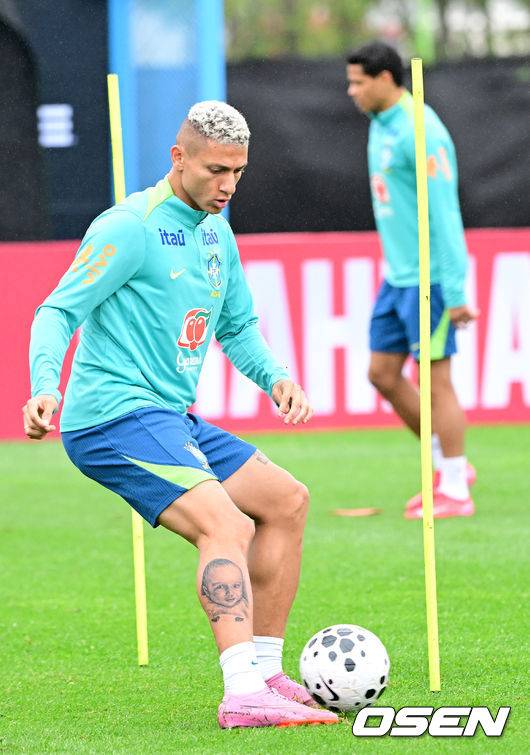 [OSEN=고양, 최규한 기자] 홍명보호와 평가전을 앞둔 브라질 축구 대표팀이 7일 오후 경기도 고양종합운동장 보조경기장에서 공식 훈련을 펼쳤다.한국 축구대표팀과 브라질은 오는 10일 서울월드컵경기장에서 친선경기를 갖는다.브라질 히샬리송이 훈련을 펼치고 있다. 2025.10.07 / dreamer@osen.co.kr