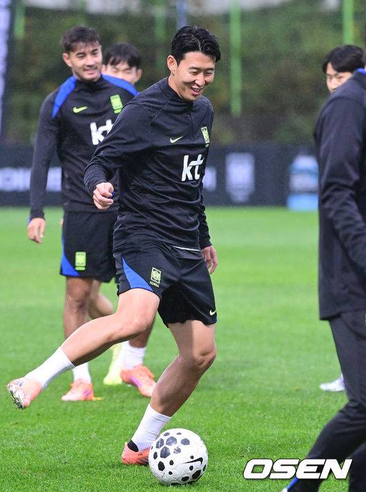 [OSEN=고양, 최규한 기자] 홍명보 감독이 이끄는 대한민국 축구 국가대표팀이 7일 오후 경기도 고양종합운동장 보조경기장에서 오는 10일 브라질과의 평가전을 앞두고 오픈트레이닝을 진행했다.한국 축구대표팀과 브라질은 오는 10일 서울월드컵경기장에서 친선경기를 갖는다.A대표팀 손흥민을 비롯한 선수들이 훈련을 펼치고 있다. 2025.10.07 / dreamer@osen.co.kr