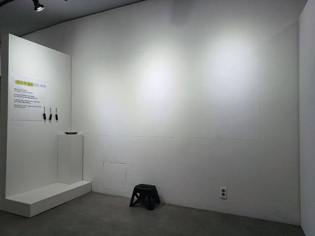 ▲두 번째 섹션 "말할 수 없는 것이 피해"는 차마 드러내지 못했던 피해와 상처를 기록하는 공간이다. 육안으로 보면 하얀 벽지로 보일 수 있지만, UV랜턴을 비추면 관람객들이 작성한 피해 사실을 살펴볼 수 있다.