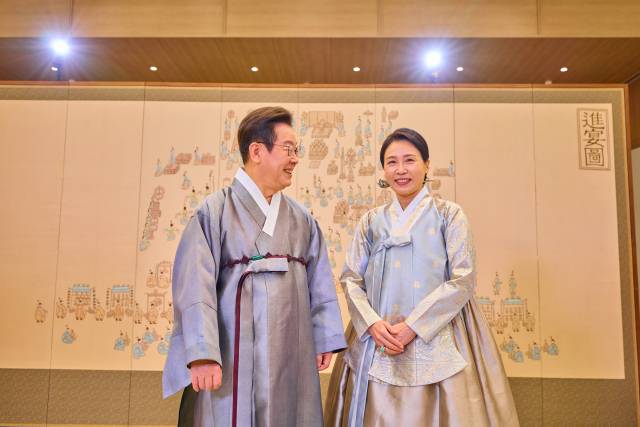 ▲대통령실은 이재명 대통령과 김혜경 여사가 한복 차림으로 명절 인사를 하는 모습을 7일 SNS에 공개했다. 이 대통령은 메시지를 통해 "국민 여러분을 세심히 살피는 것이 대통령의 가장 큰 책무"라며 "국민의 오늘과 민생의 내일을 더 낮은 마음으로, 더 세밀히 챙길 것을 다시 한번 약속드린다"고 밝혔다. 또한 명절의 즐거움을 온전히 누리기에는 민생 현실이 녹록지는 않지만, 사랑하는 이들과 서로를 응원하고 희망을 이야기하는 명절이 되길 기원한다고 밝혔다. ⓒ연합뉴스