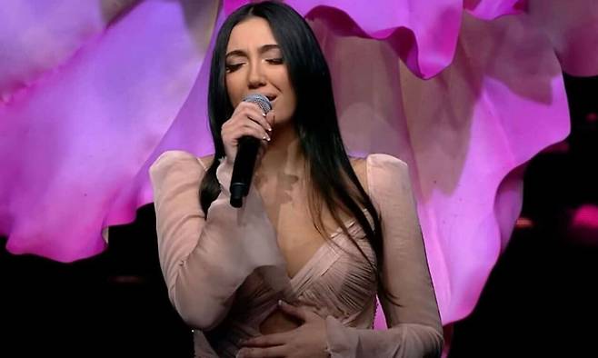 이스라엘의 신인 팝 발라드 가수 유발 라파엘. 올해&nbsp;5월 스위스 바젤에서 열린 제69회 ‘유로비전 송 테스트’에 출전해 2위를 차지했다. 그의 입상은 유럽 전역에서&nbsp;‘이스라엘을 유로비전 경연에서 퇴출해야 한다’는 반발의 목소리가 터져 나오는 계기로 작용했다. 유튜브 캡처