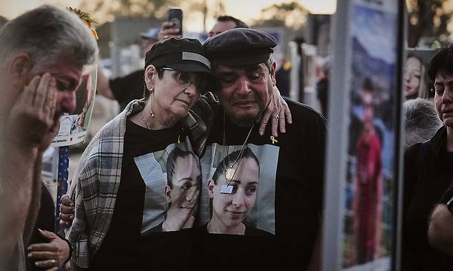 2023년 10월 7일 하마스의 테러로 가족 등 지인을 잃은 이스라엘 시민들이 참사 2주기를 앞두고 희생자들을 추모하고 있다. AP연합뉴스