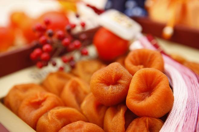 곶감을 냉동실에 보관한 뒤 먹을 만큼 꺼내 해동하면 처음 만든 것처럼 쫀득한 식감이 되살아난다. 클립아트코리아 제공