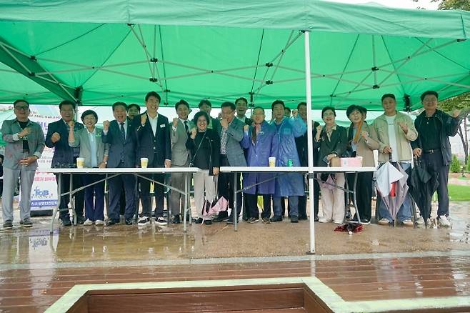 ‘2025 청년 소상공인 페스티벌’ 행사 참가자들이 기념사진을 찍고 있다.