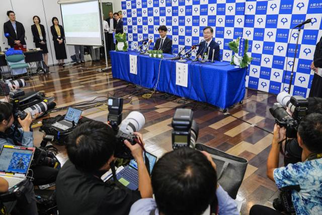 시몬 사카구치(오른쪽) 일본 오사카대 석좌교수가 노벨 생리의학상 수상 직후 기자회견을 하고 있다. 로이터연합뉴스