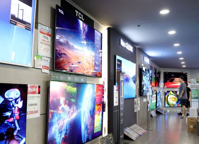 글로벌 TV 시장 정체와 중국 업체들의 저가 공세에 따라 삼성전자와 LG전자의 올해 상반기 TV 평균 판매가격이 나란히 하락 추세를 이어간 가운데 지난 8월 17일 서울의 한 가전제품 매장에 삼성전자의 TV 제품과 중국 가전 회사의 TV 제품이 나란히 진열되어 있다. 삼성전자가 최근 공시한 반기보고서에 따르면 상반기 TV의 평균 판매가는 지난해 연평균 대비 약 4% 하락했다. LG전자의 경우 지난해 연평균 대비 2.5% 하락했다. 연합뉴스