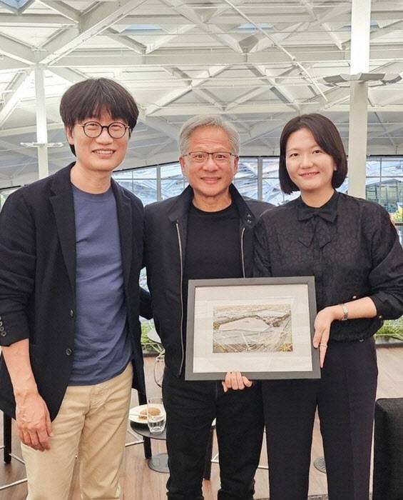 이해진(왼쪽) 당시 네이버 글로벌투자책임자(GIO)와 최수연(오른쪽) 네이버 대표가 지난해 6월 25일(현지시간) 미국 캘리포니아주 산타클라라에 위치한 엔비디아 본사에서 젠슨 황 엔비디아 최고경영자(CEO)를 만나 기념사진을 찍고 있다. 네이버