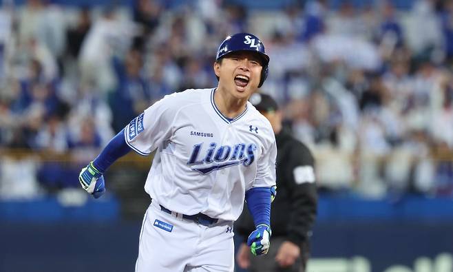 삼성 김헌곤이 7일 대구삼성라이온즈파크에서 열릴 NC와 WC 결정 2차전 선발 라인업에 포함됐다. 전날 1차전에 선발 출전했던 김지찬이 빠졌다. 지난해 LG와 PO 2차전서 홈런을 쳐낸 뒤 포효하는 김헌곤. 뉴시스