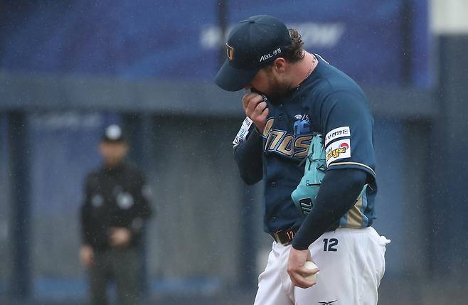 7일 대구 삼성라이온즈파크에서 열린 2025 KBO 포스트시즌 와일드카드 2차전 삼성 라이온즈와 NC 다이노스의 경기. NC 선발투수 로건이 1회 말 연속된 볼넷으로 점수를 허용한 뒤 아쉬워하고 있다. 2025.10.7 연합뉴스