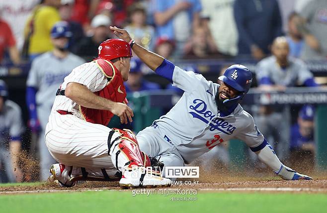 ▲ 다저스 테오스카 에르난데스가 필라델피아 포수 JT 리얼무토를 뚫고 득점하는 장면.