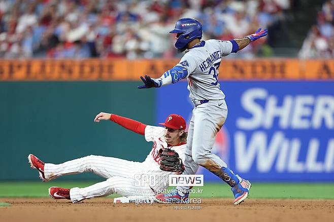 ▲ 좌중간 안타에 2루까지 달린 테오스카 에르난데스. 결국은 아웃 판정을 받았지만 그동안의 무성의한, 소극적인 플레이를 생각하면 뜻밖의 시도였다.