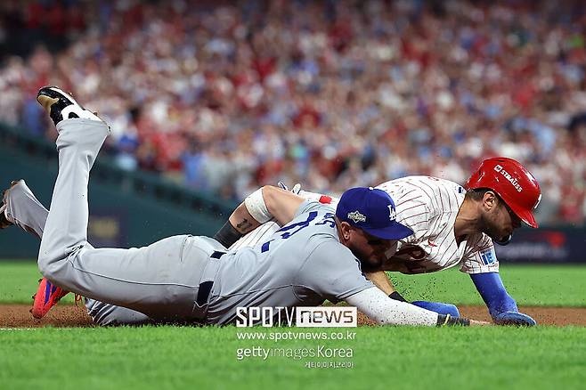 ▲ 이 수비가 다저스를 깨웠다. 미겔 로하스가 3루쪽 땅볼을 잡고 몸을 날려 베이스를 터치하는 장면.