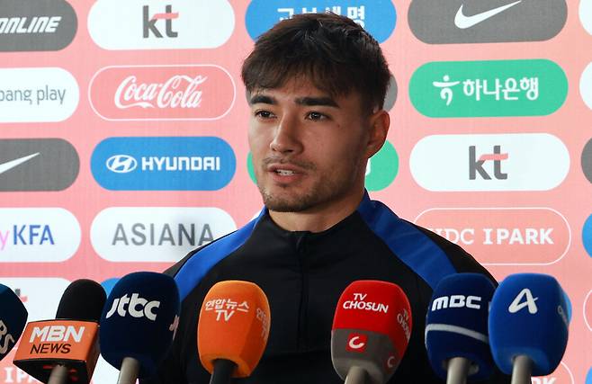 ▲ '태극전사' 옌스&nbsp;카스트로프가 7일 경기 고양시 일산서구 고양종합운동장 보조구장에서 취재진 질문에 답하고 있다. ⓒ연합뉴스