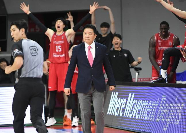 유도훈 정관장 감독(가운데)가 6일 한국가스공사전에서 선수들의 플레이를 지켜보고 있다. /사진=KBL 제공