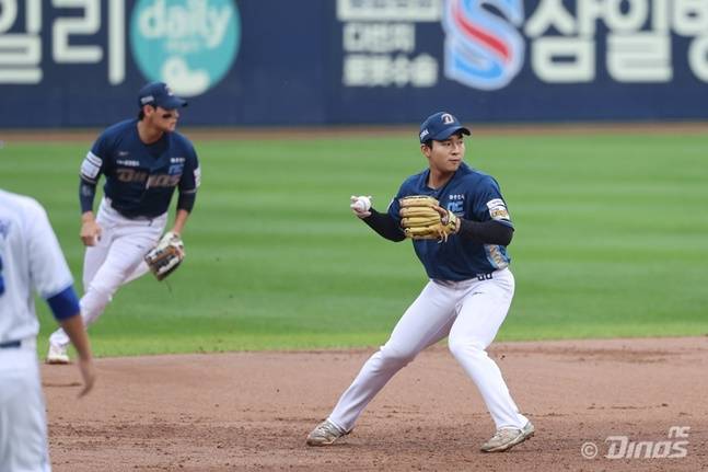 NC 김휘집이 6일 대구 삼성 라이온즈 파크에서 열린 2025 KBO 와일드카드 결정전 1차전에서 타구를 처리하고 있다. /사진=NC 다이노스 제공