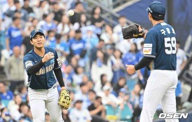NC 김휘집(왼쪽)이 6일 대구 삼성 라이온즈 파크에서 열린 2025 KBO 와일드카드 결정전 1차전에서 3회 이성규를 타구를 처리한 후 구창모에게 공을 전달하고 있다.