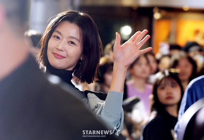 배우 전지현이 2일 서울 영등포구 타임스퀘어에서 진행된 디즈니+ 오리지널 시리즈 '북극성' 팬 쇼케이스에 참석해 팬들과 인사를 하고 있다. /2025.09.02 /사진=김휘선 hwijpg@