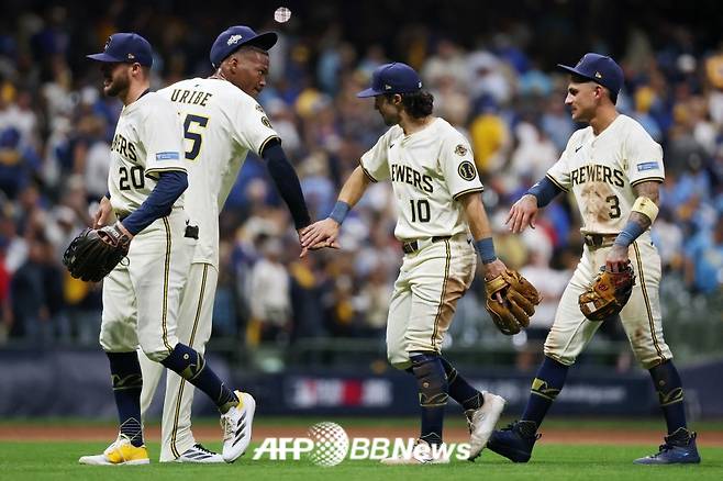 7일(한국 시각) 미국 위스콘신주 밀워키에 위치한 아메리칸 패밀리 필드에서 펼쳐진 밀워키 브루어스와 시카고 컵스의 2025 미국 프로야구 메이저리그(MLB) 포스트시즌 내셔널리그 디비전시리즈(NLDS) 2차전 모습. /AFPBBNews=뉴스1
