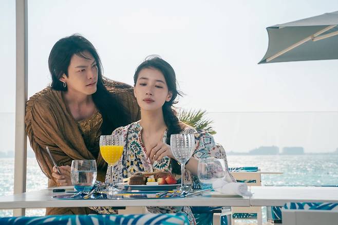 왼쪽부터 김우빈, 수지 /사진=넷플릭스