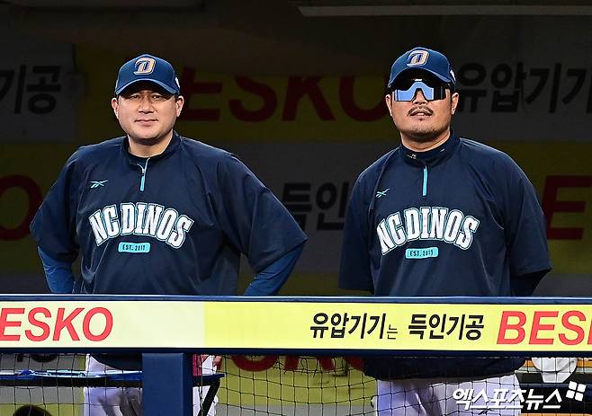 7일 오후 대구삼성라이온즈파크에서 열린 '2025 신한 SOL Bank KBO 포스트시즌' NC 다이노스와 삼성 라이온즈의 와일드카드 2차전 경기, 삼성이 3:0의 스코어로 승리하며 준플레이오프 진출에 성공했다.  9회초 NC 서재응 수석코치와 이호준 감독이 더그아웃에서 경기를 지켜보고 있다. 대구, 박지영 기자
