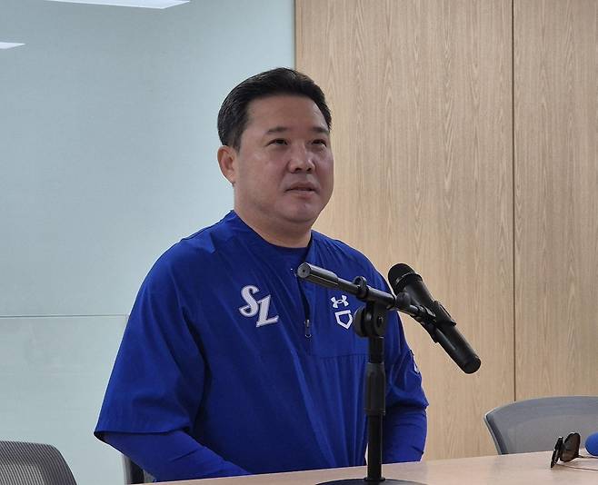 인터뷰하는 박진만 삼성 라이온즈 감독 (대구=연합뉴스) 김경윤 기자 = 박진만 삼성 라이온즈 감독이 7일 대구삼성라이온즈파크에서 열리는 2025 프로야구 WC 2차전 NC 다이노스와 홈 경기를 앞두고 인터뷰하고 있다. 2025.10.7. cycle@yna.co.kr